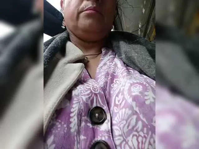 AlexaBrown12 — Las vibraciones del juguete en mi cltoris