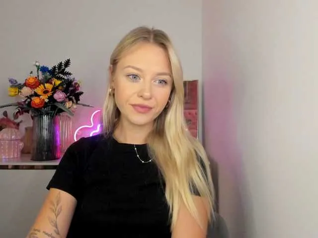 CindyGlam — I'm ready to dive into the ultimate kinky action. Do you have a special fetish? Reveal it to me, so we can go wild. I'm open to experiments, it's always great to try something new. I like to tease and seduce. I love seeing what effect I have on men....
