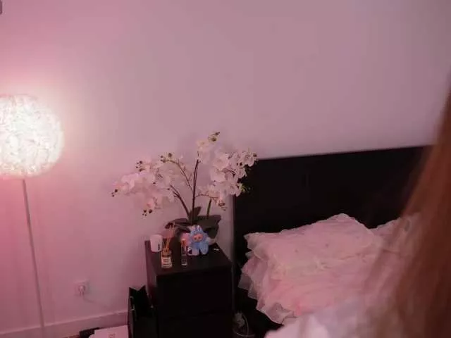 LilyColins on BongaCams 