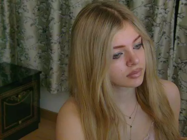 LittlePoem on BongaCams 