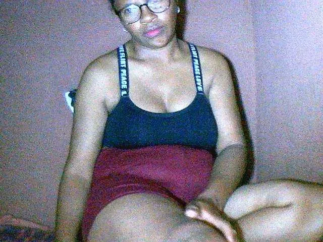 Nirinah2710 on BongaCams 