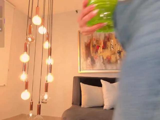 SophieBarnett — A smile.
Big dicks and big tips.