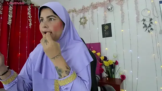 AishaAmin_ —   SHOW  OPEN ASS