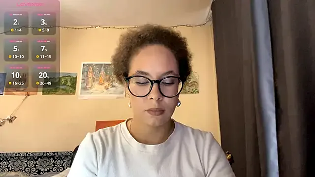 CarollNino — Remove a T -shirt and sprinkle my boobs
