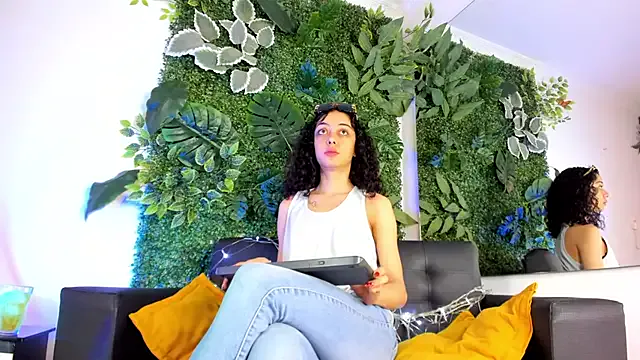 CurlyWeeds — suck dildo for 3 minutes deep