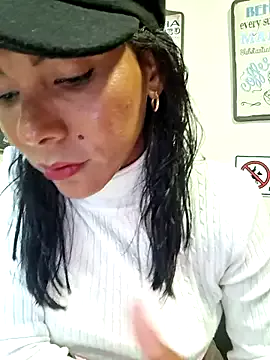Doll_Loren on StripChat 