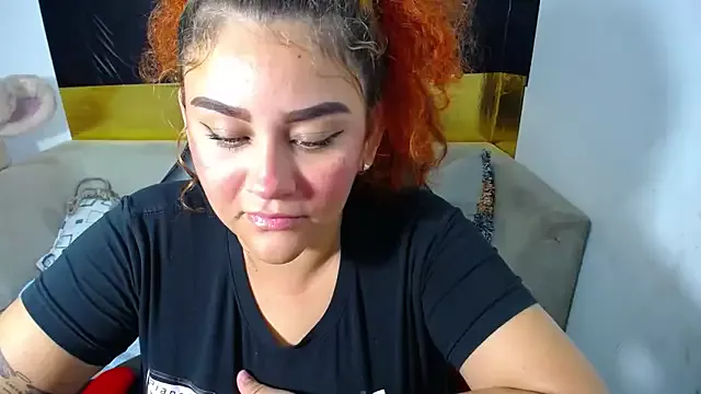 loly_bigbooty4u on StripChat 