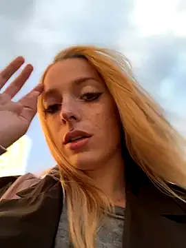 LoraaDoll — SHOW MY ASSHOLE PUBLIC