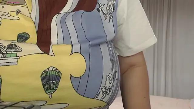 MommyHelpsmee on StripChat 