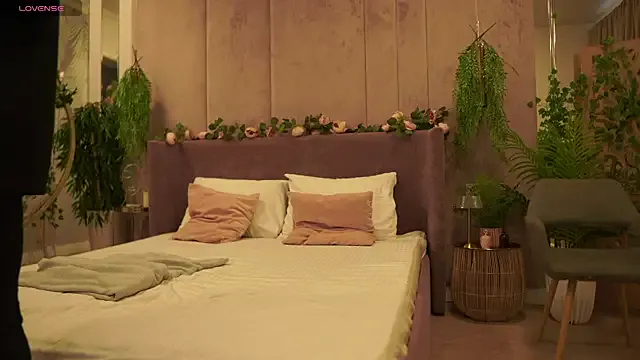 Smiley_Mia — squeeze ass cheeks