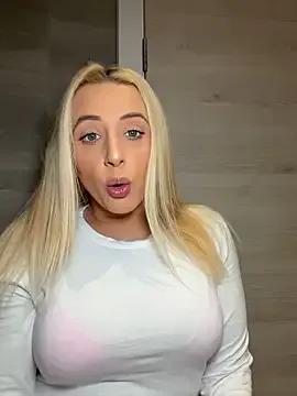 StripChat Strongqueen is Freechat Strongqueen — Flash boobs in public pub toilet