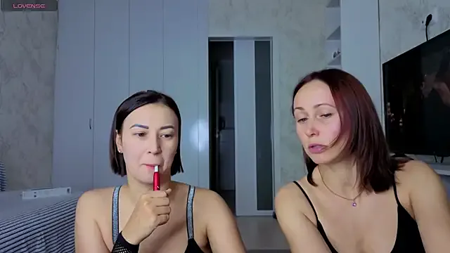 sweeetgirls2021 on StripChat 