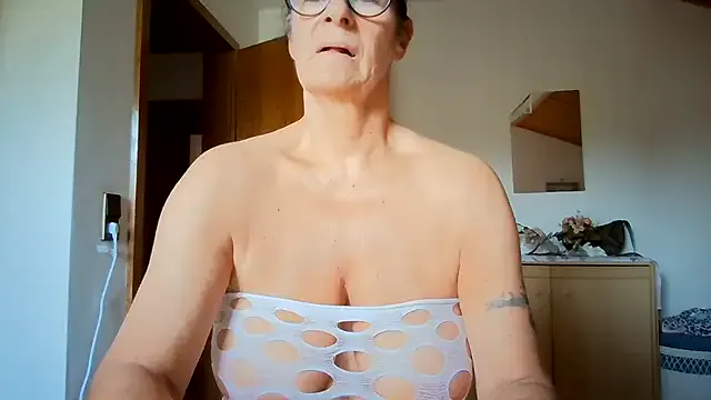 Sylly on StripChat 