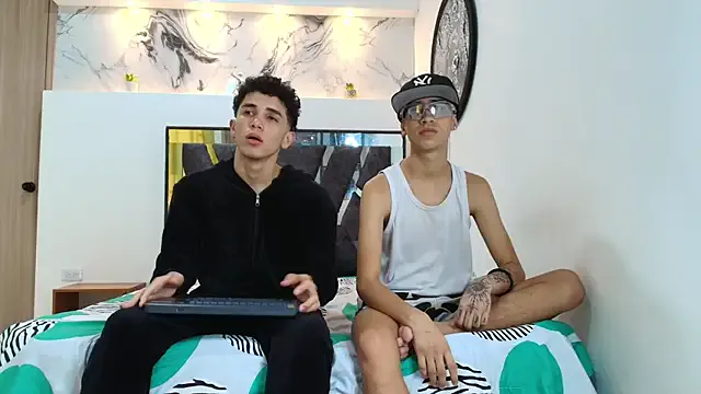 THREE_GUYS_HOT — SUCK DICK
